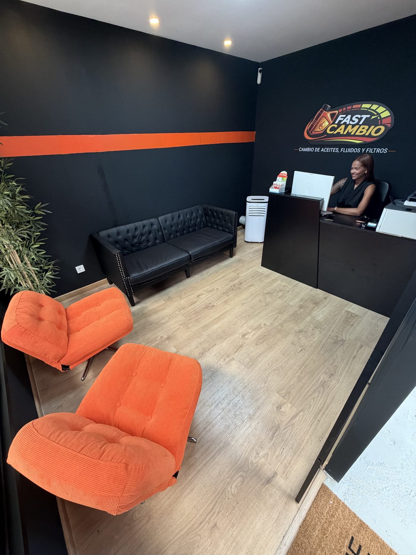 Recepción de Fast Cambio con mostrador iluminado y logotipo, atención cercana y presupuesto transparente en Málaga.